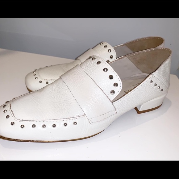 KENNETH COLE WHITE LEATHER STUD LOAFER - Picture 2 of 4